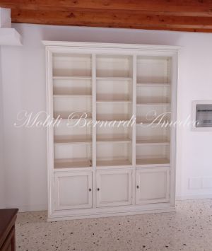 Libreria stile classico in legno con finitura colore bianco 3 ante e ripiani spostabili